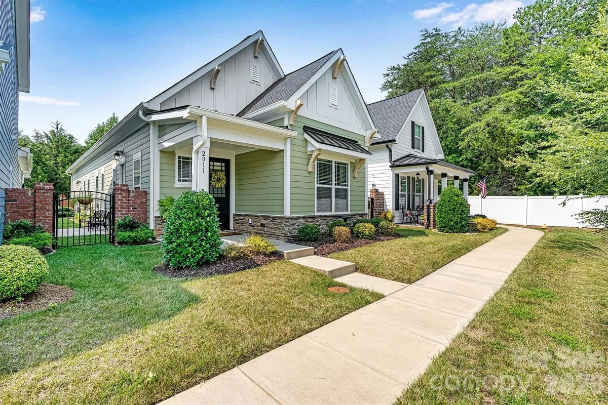 Property Slideshow image 1 of 32 | 2011 claybrook ln, Denver, NC, 28037