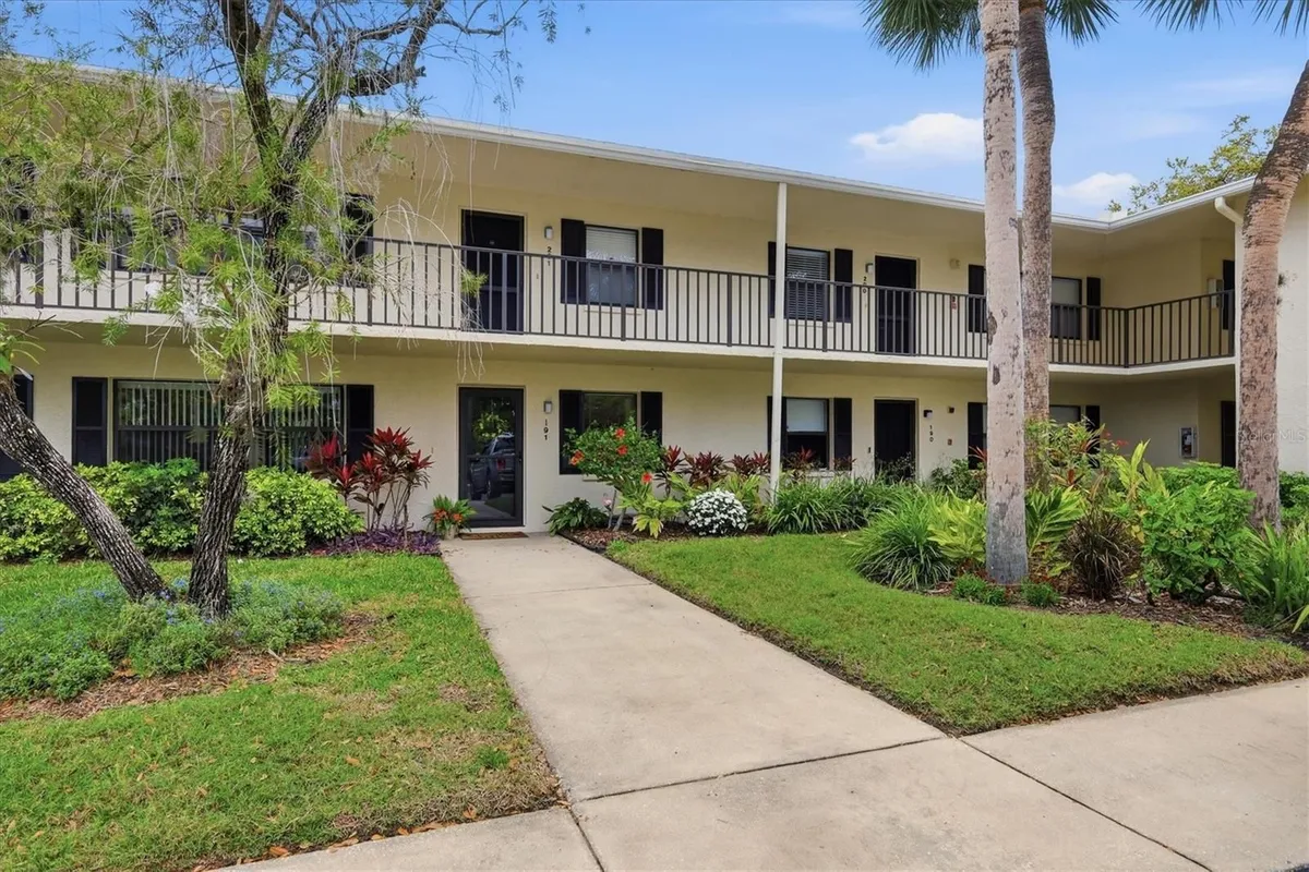 Property Slideshow image 1 of 33 | 7130 fairway bend ln 291, Sarasota, FL, 34243