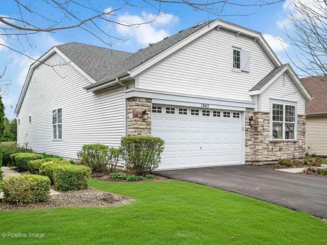 Property Slideshow image 1 of 25 | 1842 highbury ln, Aurora, IL, 60502