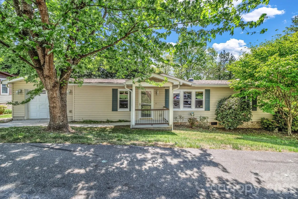Property Slideshow image 1 of 31 | 405 deerfield ct, Hendersonville, NC, 28792