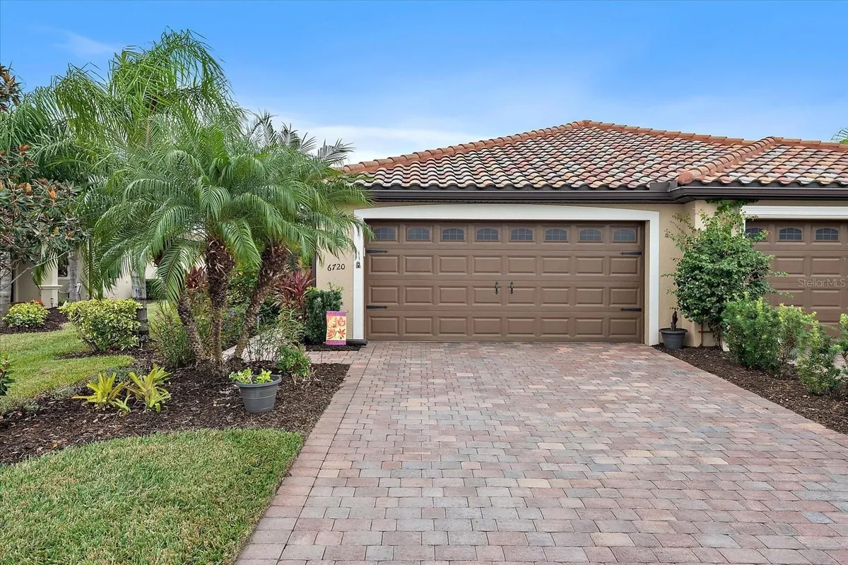 Property Slideshow image 1 of 30 | 6720 willowshire way, Bradenton, FL, 34212