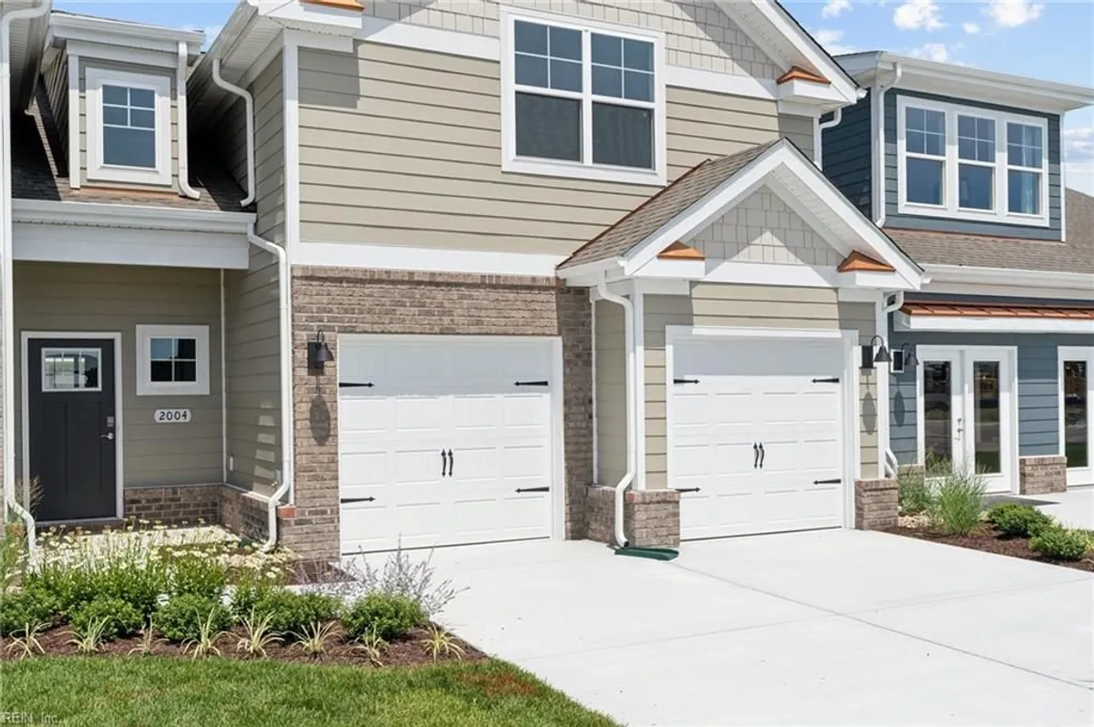 Property Slideshow image 1 of 33 | 2005 barton ln, Chesapeake, VA, 23322