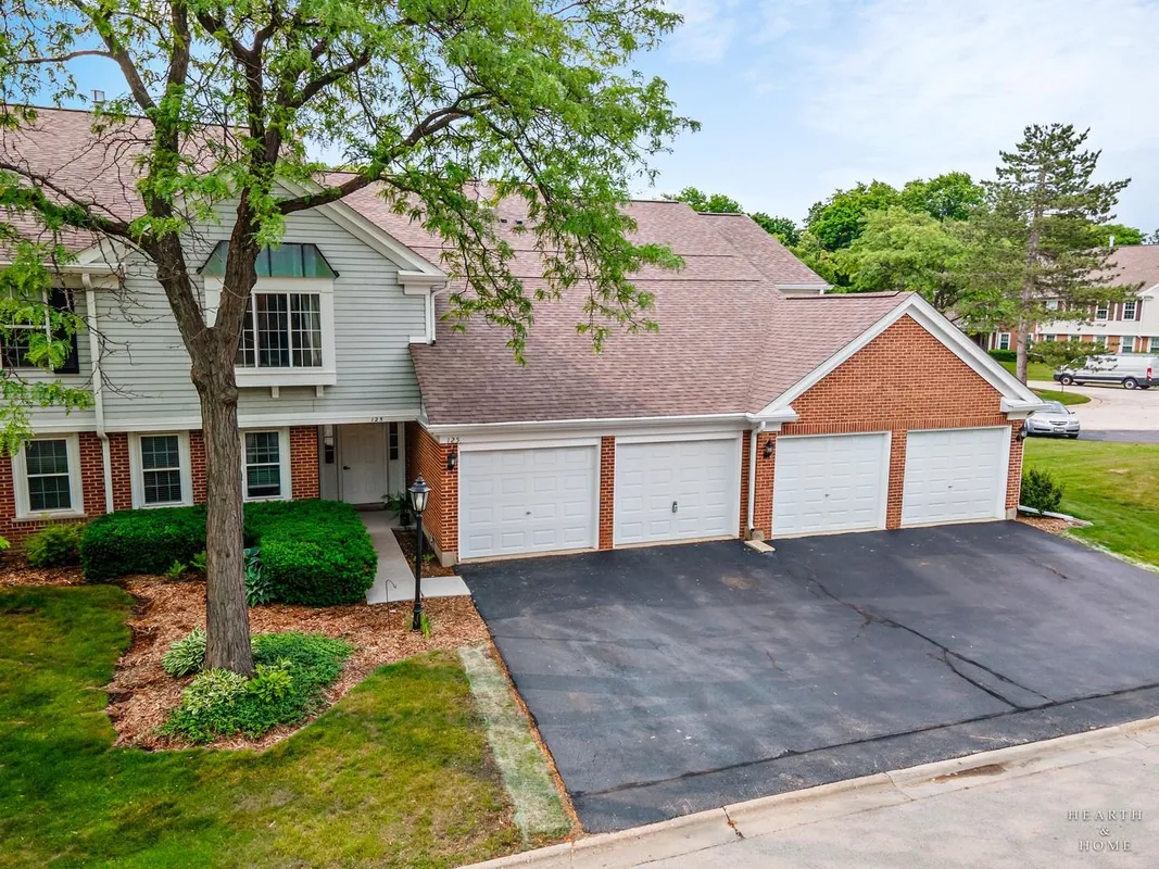 Property Slideshow image 1 of 30 | 125 rob roy ln c, Prospect Heights, IL, 60070