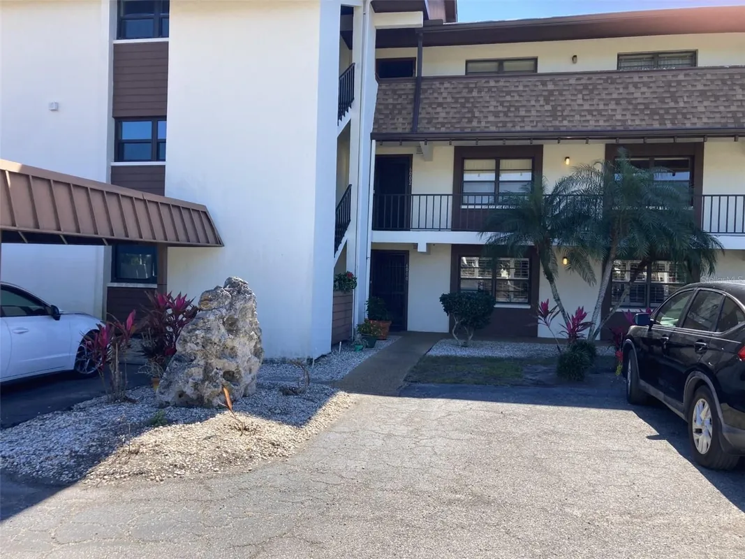 Property Slideshow image 1 of 40 | 6002 oak creek ln 1925, Bradenton, FL, 34210