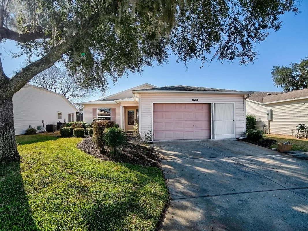 Property Slideshow image 1 of 37 | 752 old oaks ln, Leesburg, FL, 34748