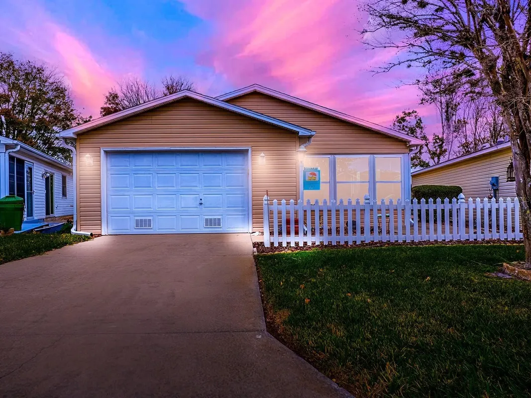 Property Slideshow image 1 of 41 | 221 montoya dr, The Villages, FL, 32159