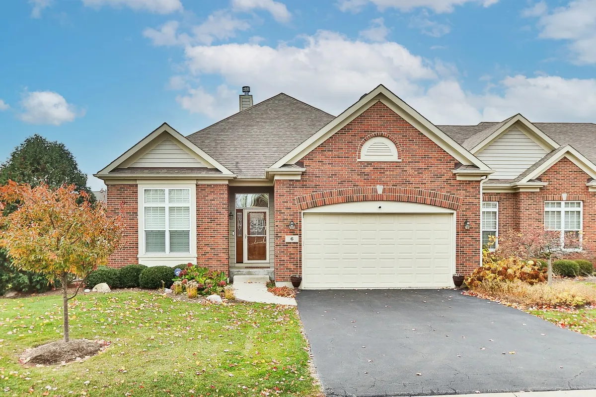 Property Slideshow image 1 of 35 | 6 sugar maple ct, Lake In The Hills, IL, 60156