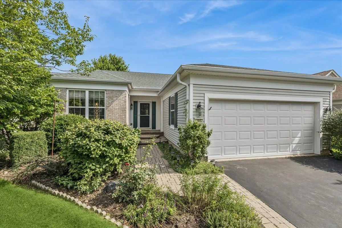 Property Slideshow image 1 of 35 | 13802 chestnut ln, Huntley, IL, 60142