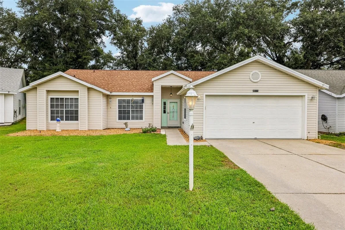 Property Slideshow image 1 of 77 | 25111 bonnie blue ct, Leesburg, FL, 34748