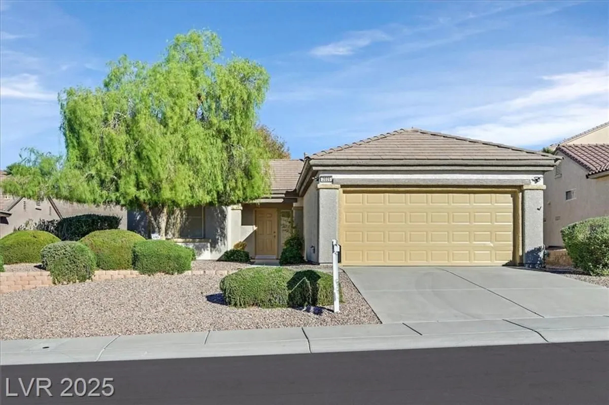 Property Slideshow image 1 of 37 | 2026 wildwood lake st, Henderson, NV, 89052