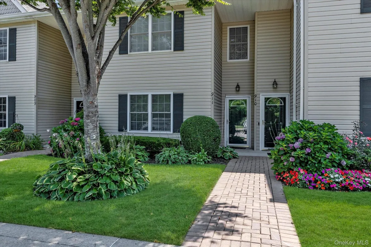 Property Slideshow image 1 of 26 | 911 altessa blvd, Melville, NY, 11747