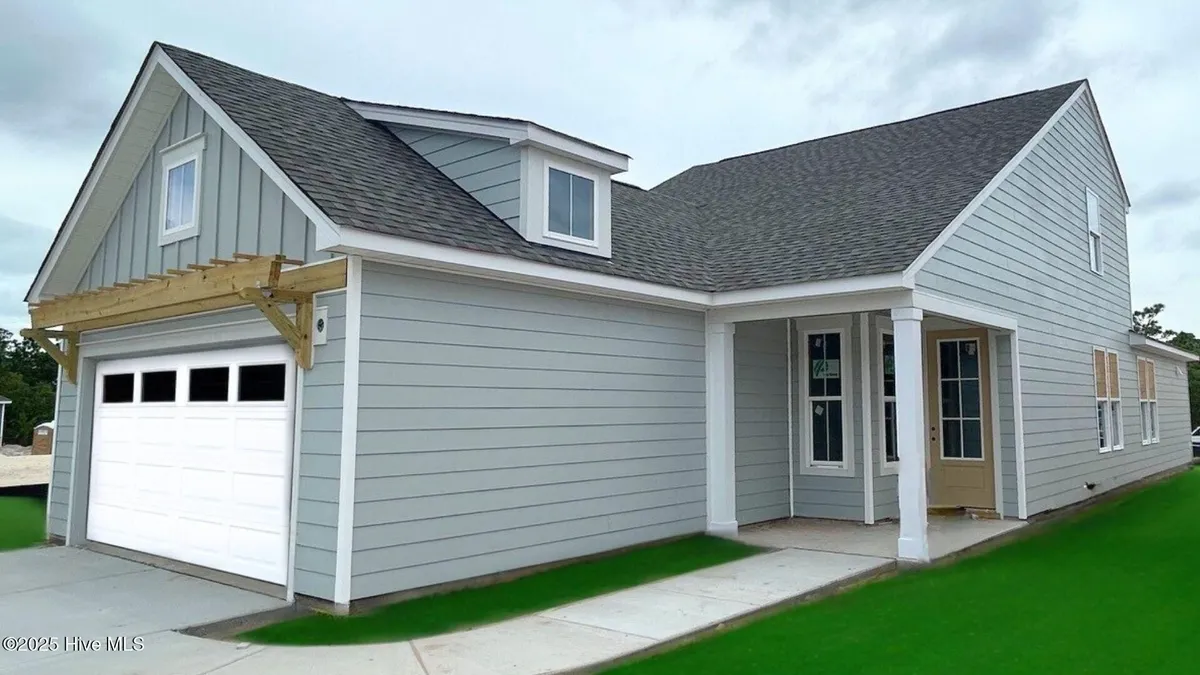 Property Slideshow image 1 of 21 | 5927 moonshell loop # 1226, Wilmington, NC, 28412