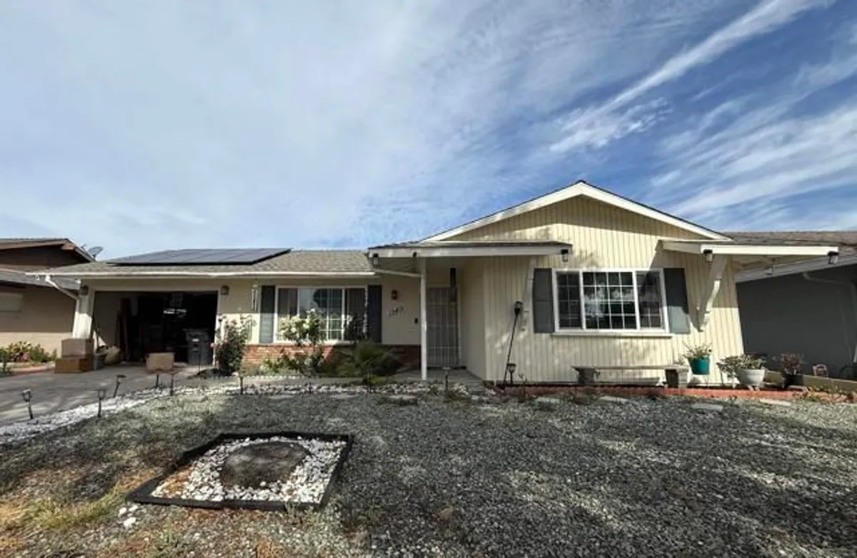 Property Slideshow image 1 of 11 | 1540 w whittier ave, Hemet, CA, 92543