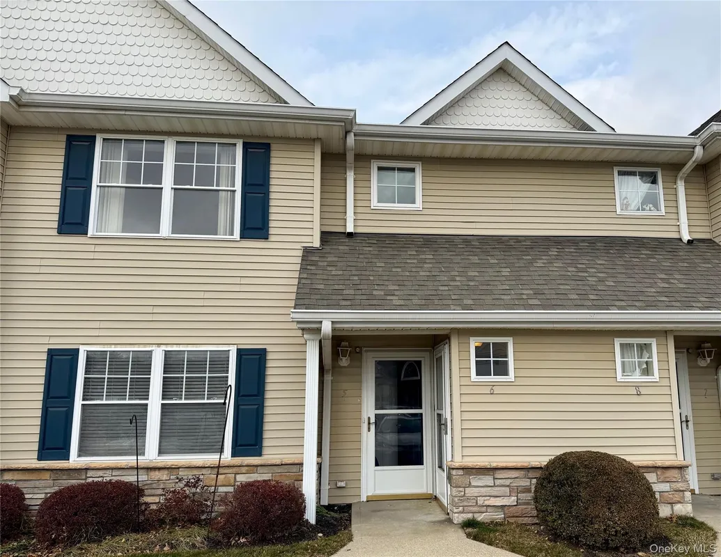 Property Slideshow image 1 of 11 | 6 morley cir, Melville, NY, 11747