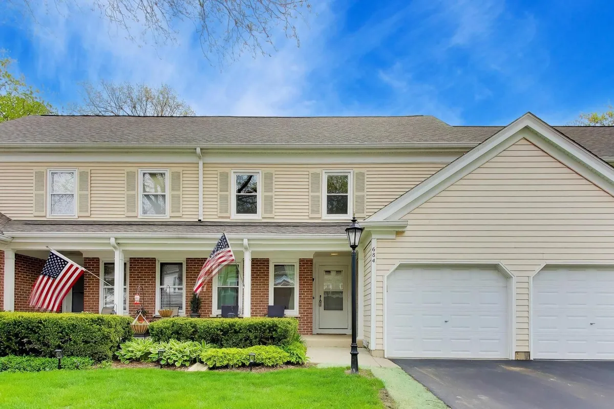 Property Slideshow image 1 of 42 | 684 regent ln, Prospect Heights, IL, 60070