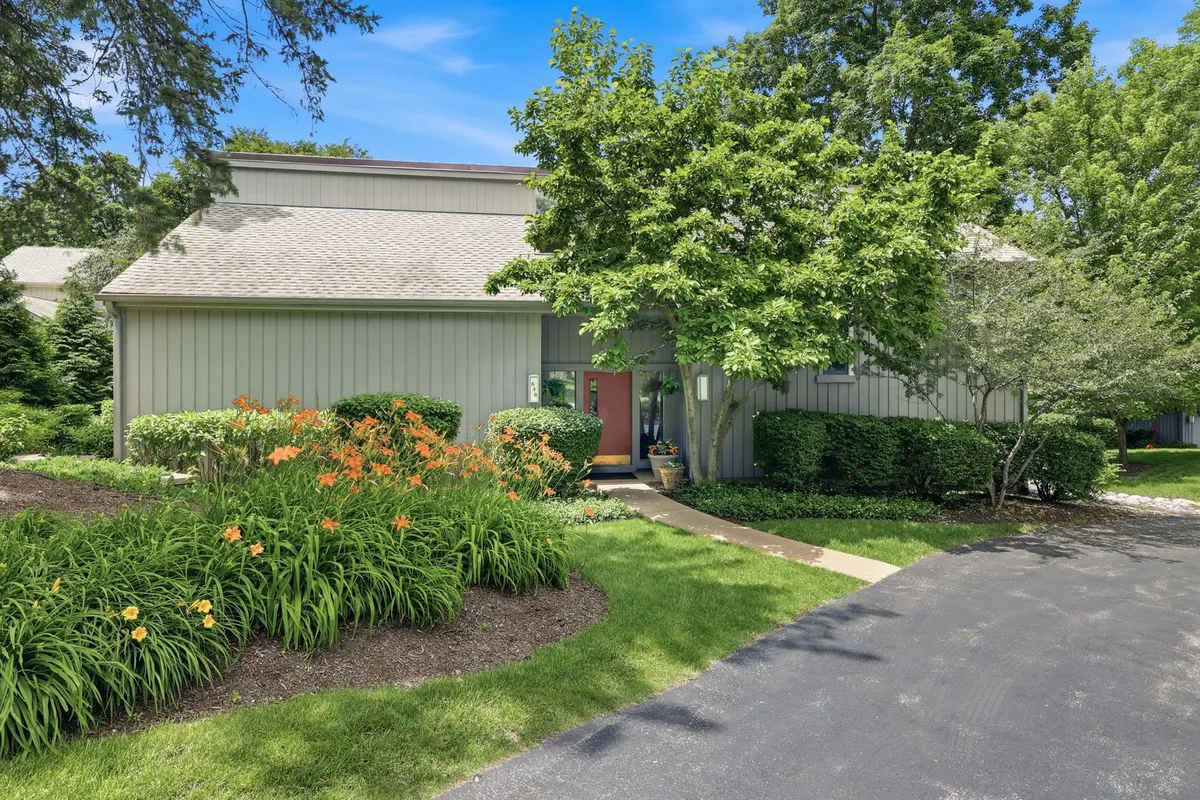 Property Slideshow image 1 of 48 | 640 old barn rd c, Lake Barrington, IL, 60010