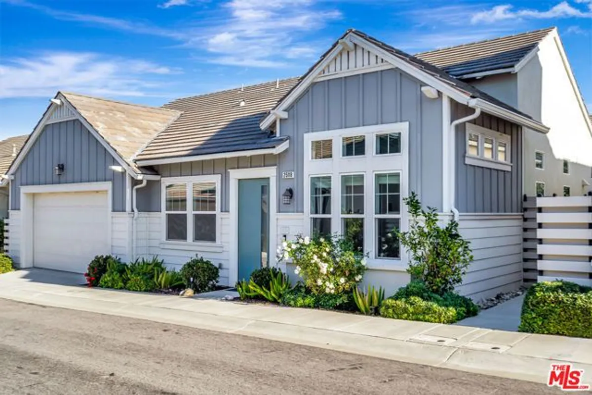 Property Slideshow image 1 of 25 | 25118 orange ln, Canyon Country, CA, 91387