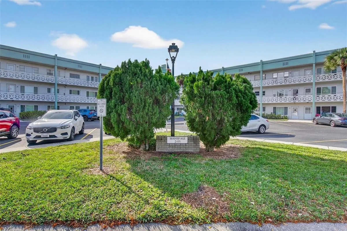 Property Slideshow image 1 of 48 | 2455 finlandia ln 3, Clearwater, FL, 33763