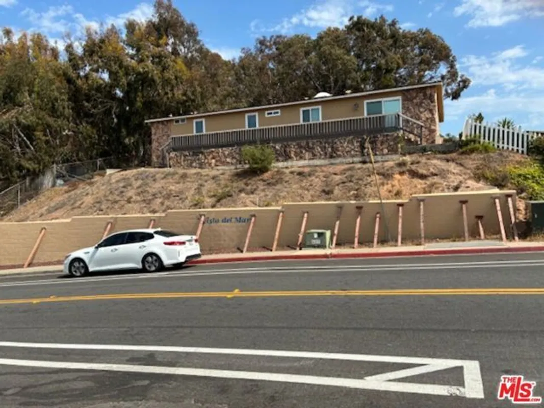 Property Slideshow image 1 of 6 | 607 via del mar, Vista, CA, 92081