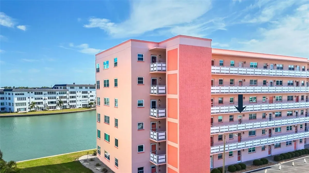 Property Slideshow image 1 of 23 | 6025 shore blvd 303, Gulfport, FL, 33707