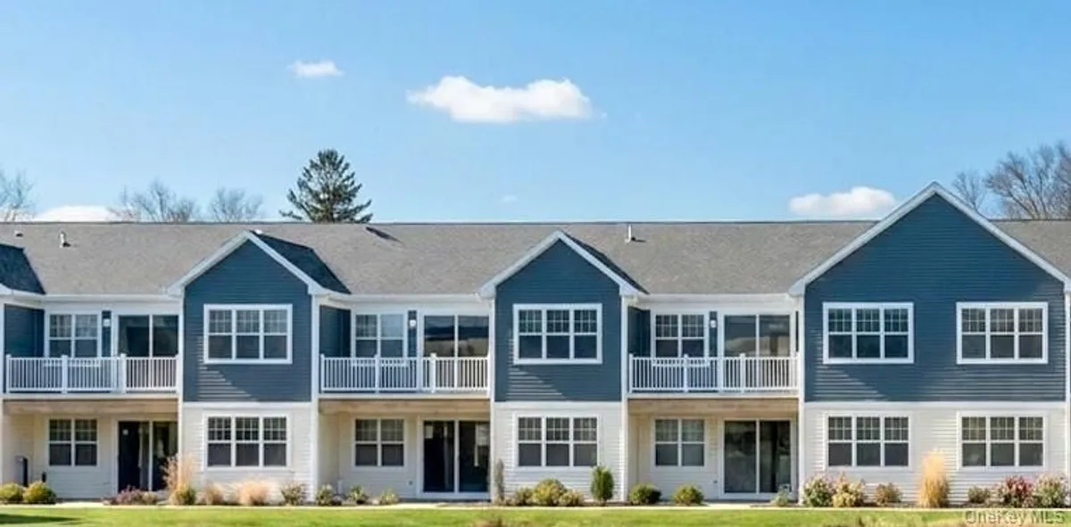 Property Slideshow image 1 of 20 | 606 bay view cir 6, Brookhaven, NY, 11955