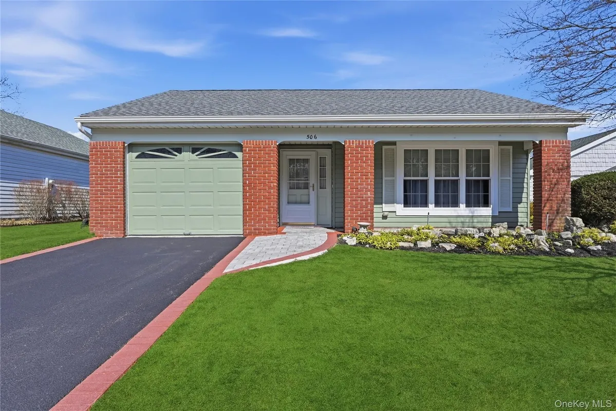 Property Slideshow image 1 of 32 | 506 lancaster ct, Brookhaven, NY, 11961