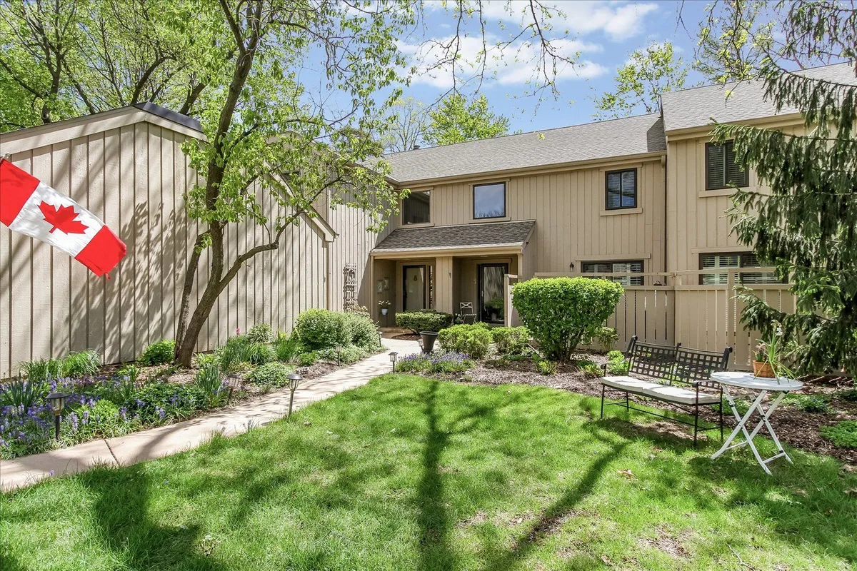 Property Slideshow image 1 of 35 | 79 hunt trl, Lake Barrington, IL, 60010
