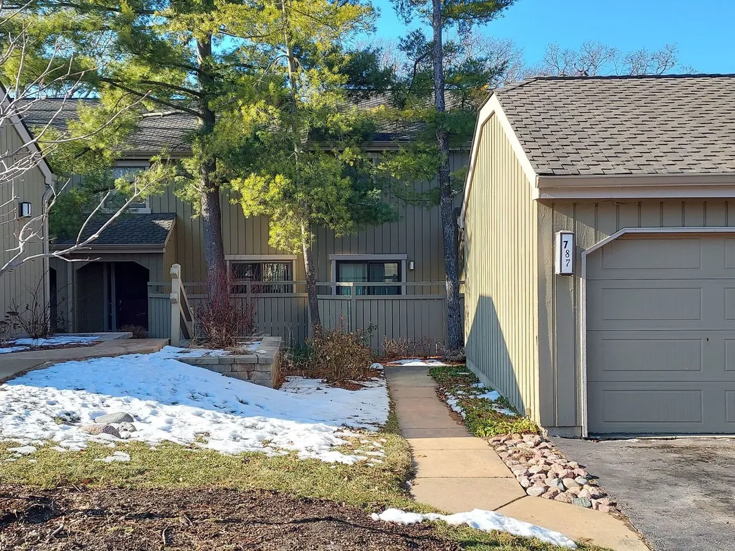 Property Slideshow image 1 of 50 | 787 oak hill rd # 467, Lake Barrington, IL, 60010