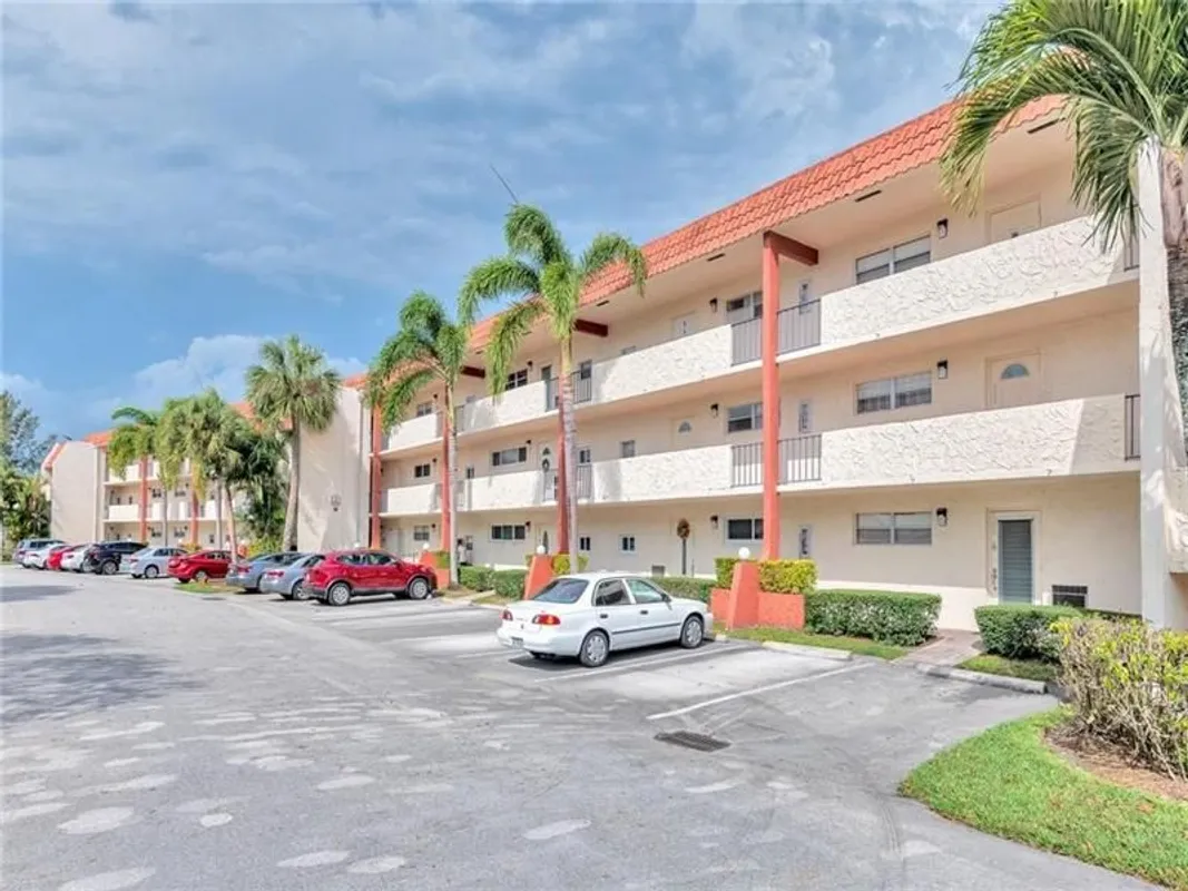 Property Slideshow image 1 of 31 | 9800 n hollybrook lake dr 202, Pembroke Pines, FL, 33025