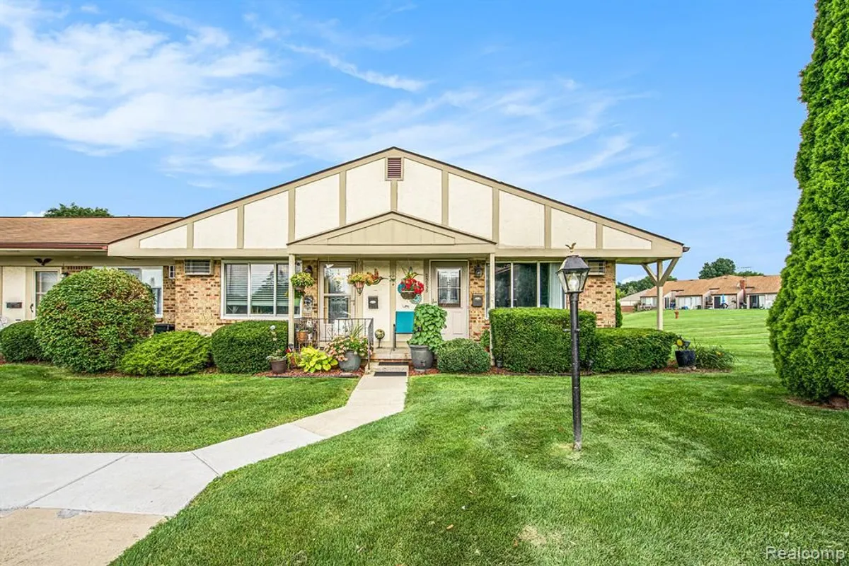 Property Slideshow image 1 of 28 | 25235 franklin ter # 8, South Lyon, MI, 48178