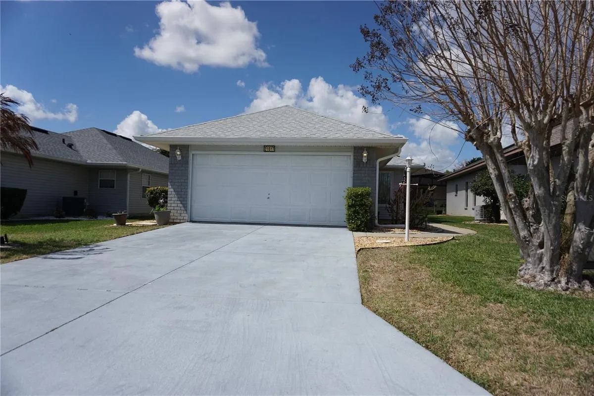 Property Slideshow image 1 of 16 | 21617 queen elizabeth ct, Leesburg, FL, 34748