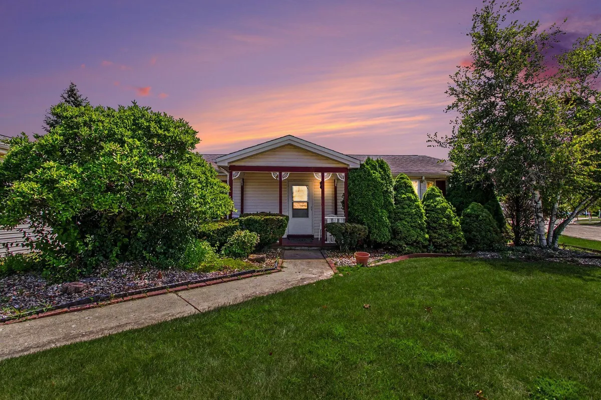 Property Slideshow image 1 of 18 | 2529 lippizan ln, Grayslake, IL, 60030