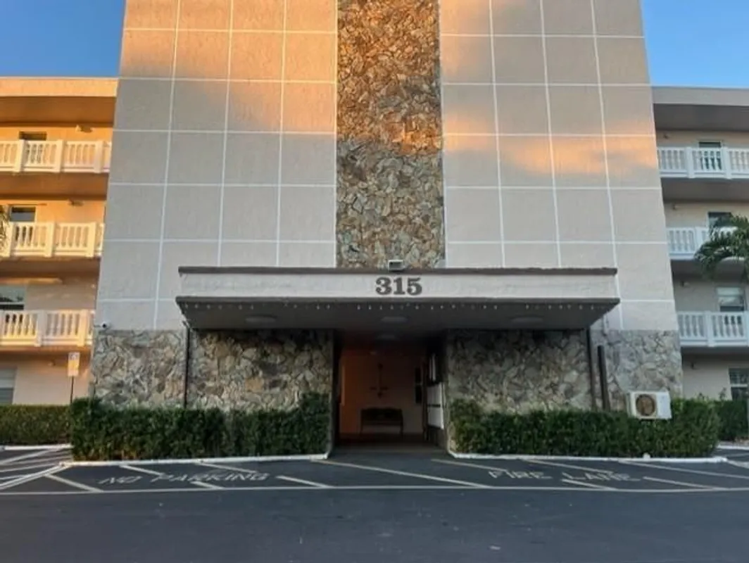 Property Slideshow image 1 of 22 | 315 se 11th ter 203, Dania Beach, FL, 33004