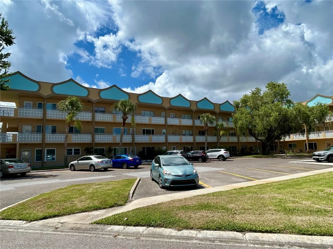 Property Slideshow image 1 of 53 | 2467 finlandia ln 27, Clearwater, FL, 33763