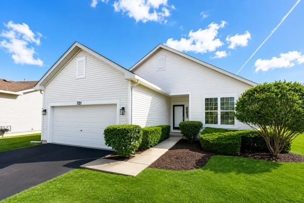 Property Slideshow image 1 of 44 | 721 s wellston ln, Romeoville, IL, 60446