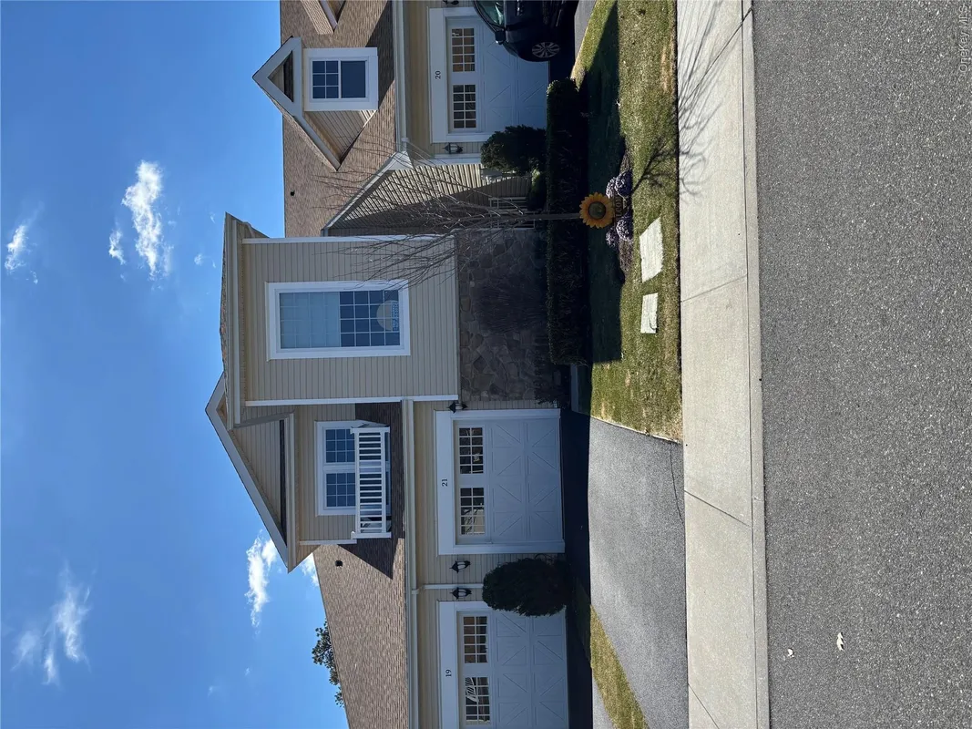 Property Slideshow image 1 of 26 | 21 greentree ct, Brookhaven, NY, 11967