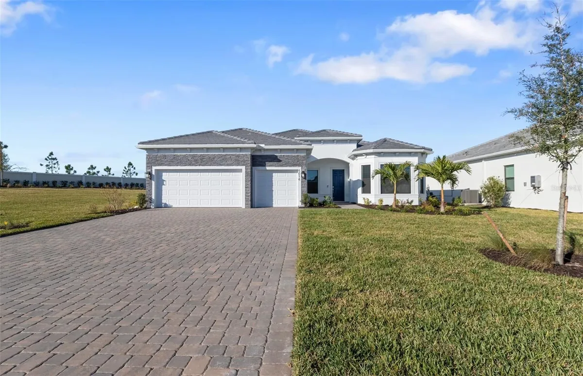 Property Slideshow image 1 of 43 | 5016 stoney point gln, Lakewood Ranch, FL, 34211