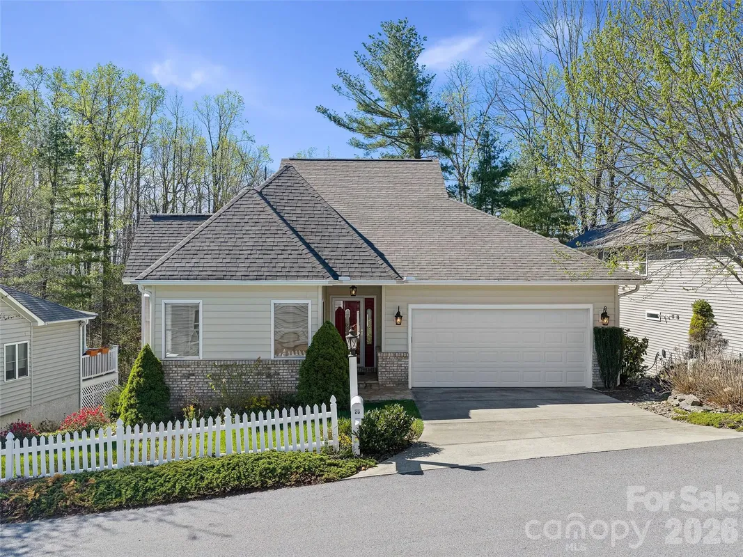 Property Slideshow image 1 of 48 | 25 ashefield ct, Hendersonville, NC, 28791