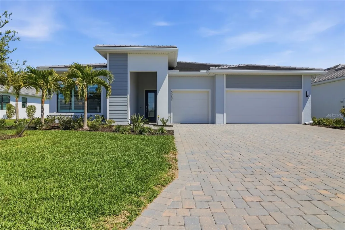 Property Slideshow image 1 of 56 | 5011 stoney point gln, Lakewood Ranch, FL, 34211