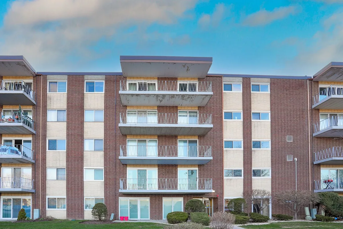 Property Slideshow image 1 of 32 | 2900 maple ave 19e, Downers Grove, IL, 60515
