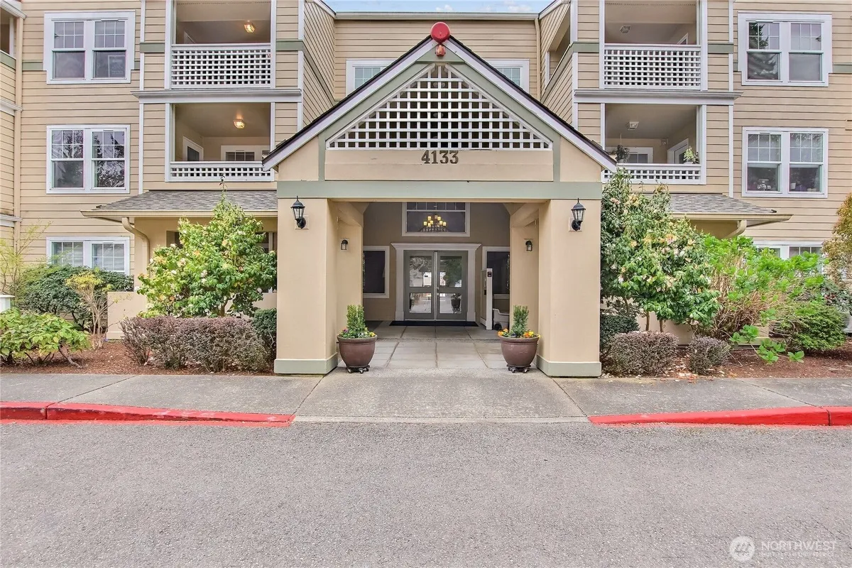 Property Slideshow image 1 of 33 | 4133 224th ln 202, Issaquah, WA, 98029