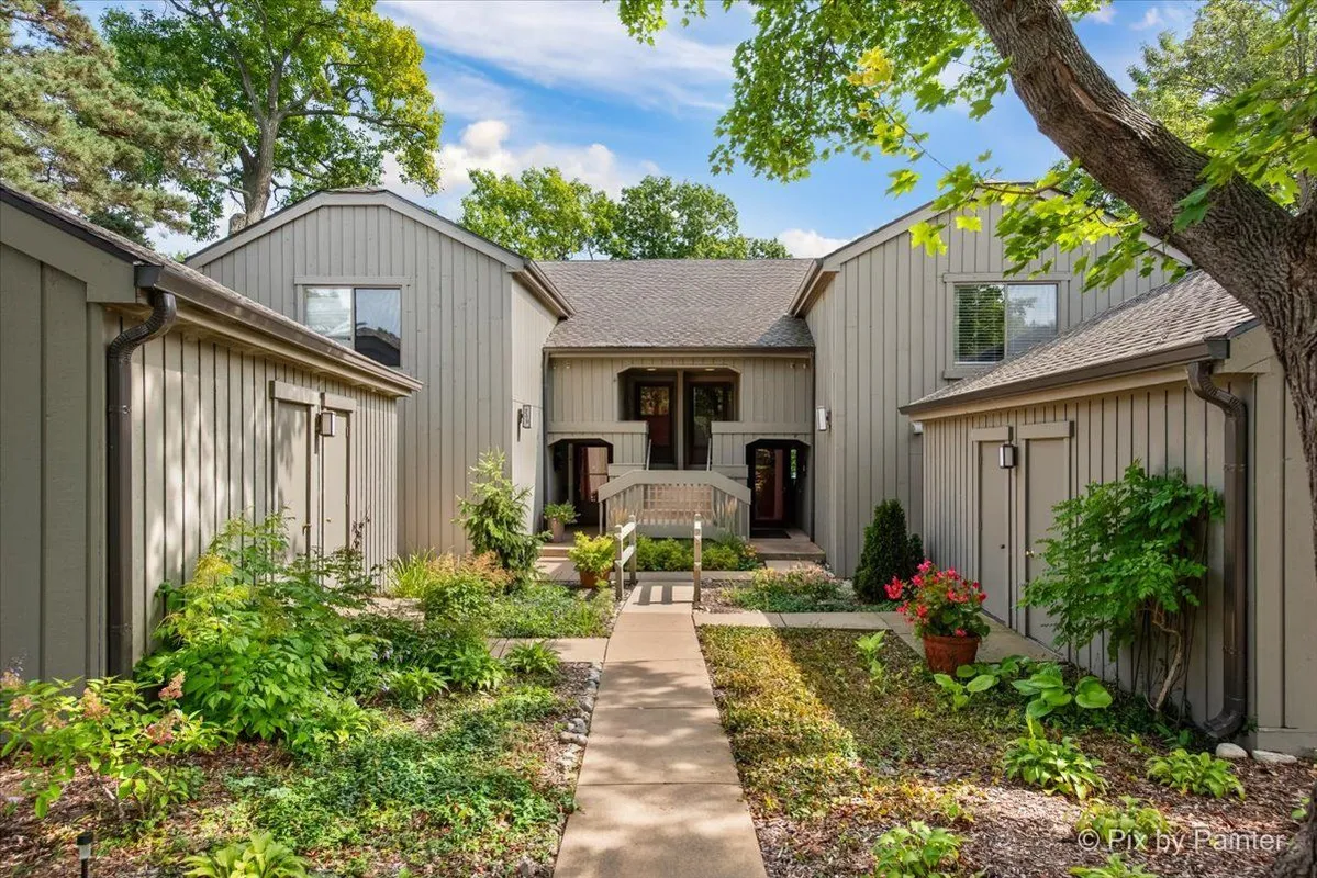 Property Slideshow image 1 of 39 | 209 shoreline rd b, Lake Barrington, IL, 60010