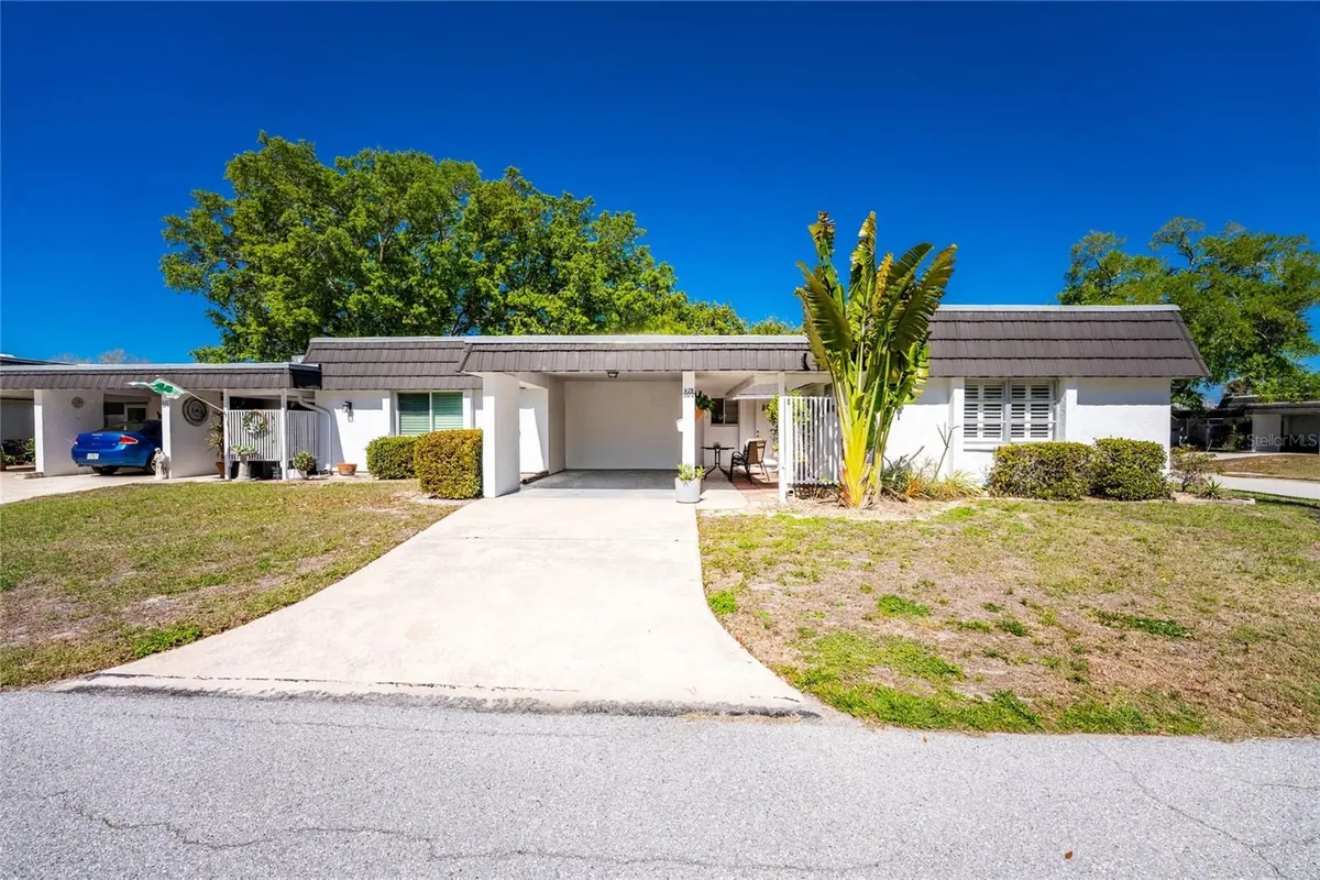 Property Slideshow image 1 of 71 | 3972 overlook bnd 28, Sarasota, FL, 34232