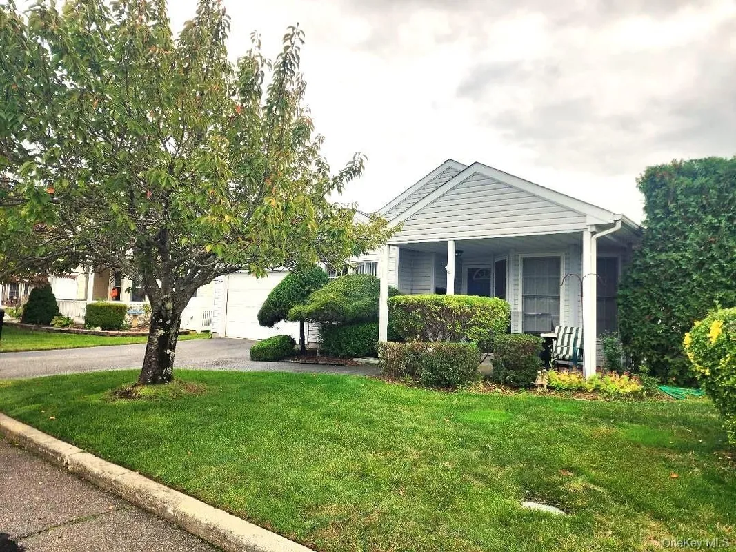 Property Slideshow image 1 of 25 | 1 willow ct, Manorville, NY, 11949