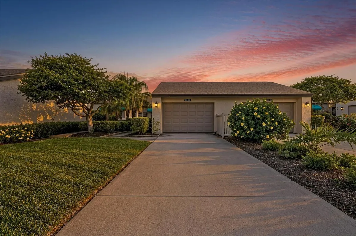 Property Slideshow image 1 of 40 | 6085 clubside dr, Sarasota, FL, 34243