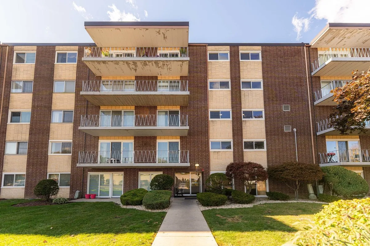 Property Slideshow image 1 of 16 | 2900 maple ave 15c, Downers Grove, IL, 60515