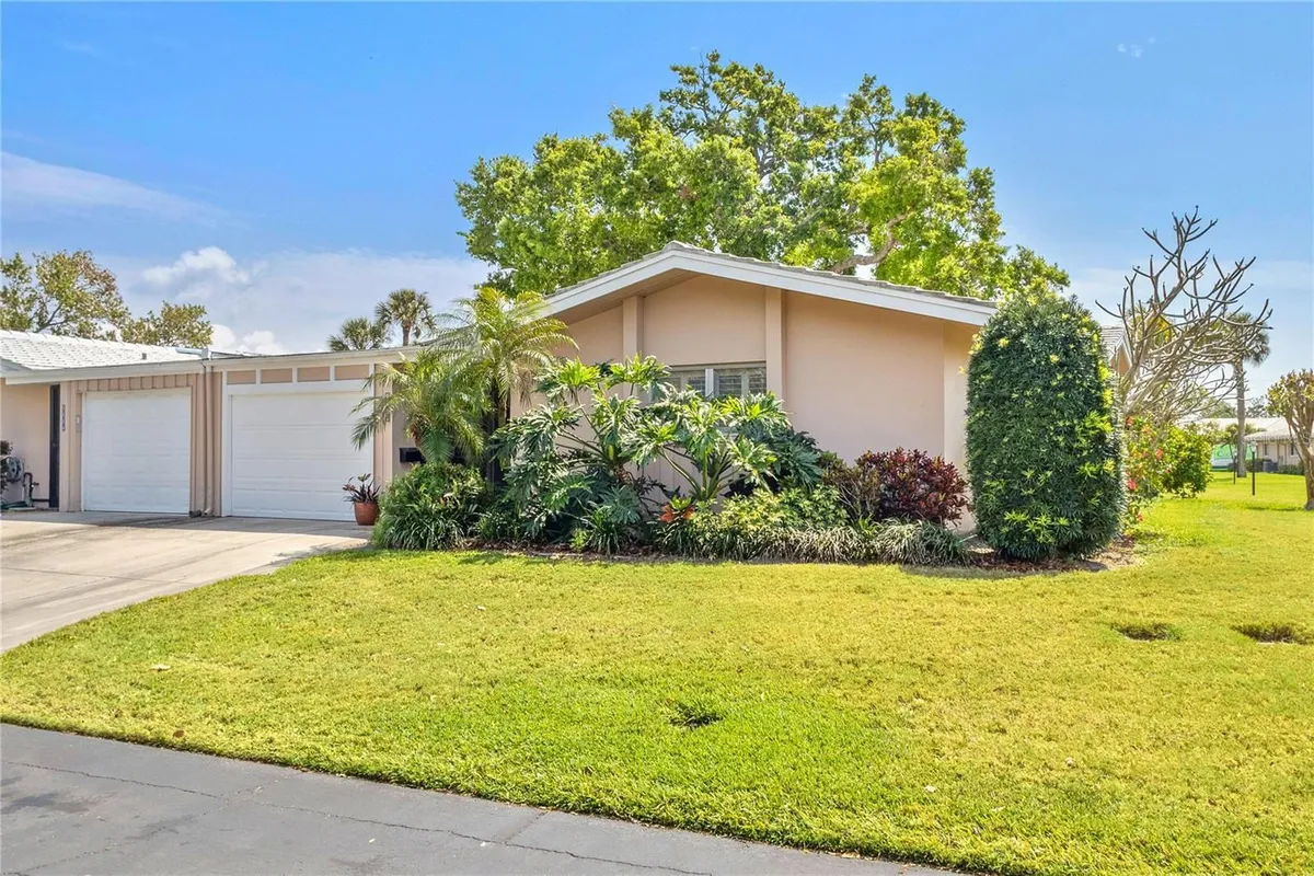 Property Slideshow image 1 of 35 | 3328 dartmouth ln 1012, Sarasota, FL, 34239