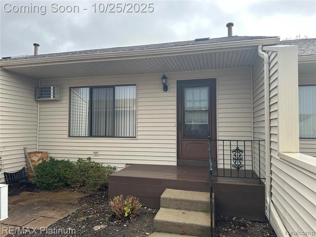 Property Slideshow image 1 of 18 | 61961 yorktown dr unit 4, South Lyon, MI, 48178