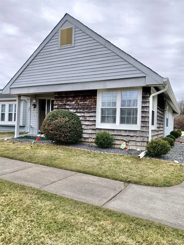 Property Slideshow image 1 of 16 | 427 aylesbury ct a, Brookhaven, NY, 11961