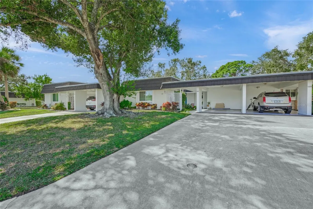 Property Slideshow image 1 of 41 | 1325 glen oaks dr 133, Sarasota, FL, 34232
